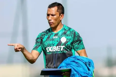 الرجاء المغربي يعلن رحيل ديفيدز وجهازه المعاون.. وتقارير تكشف البديل 